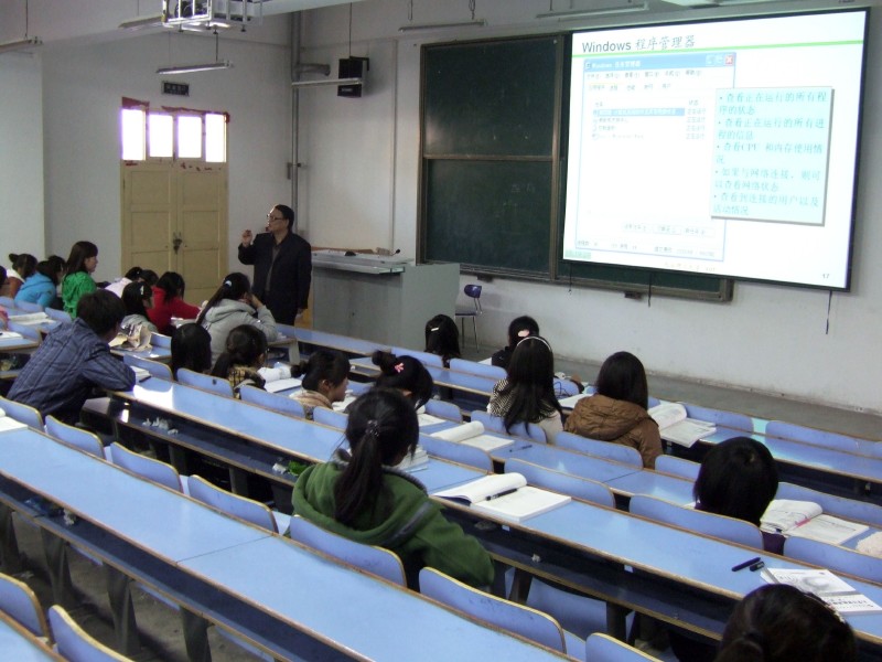 外聘老师在认真为学生上课