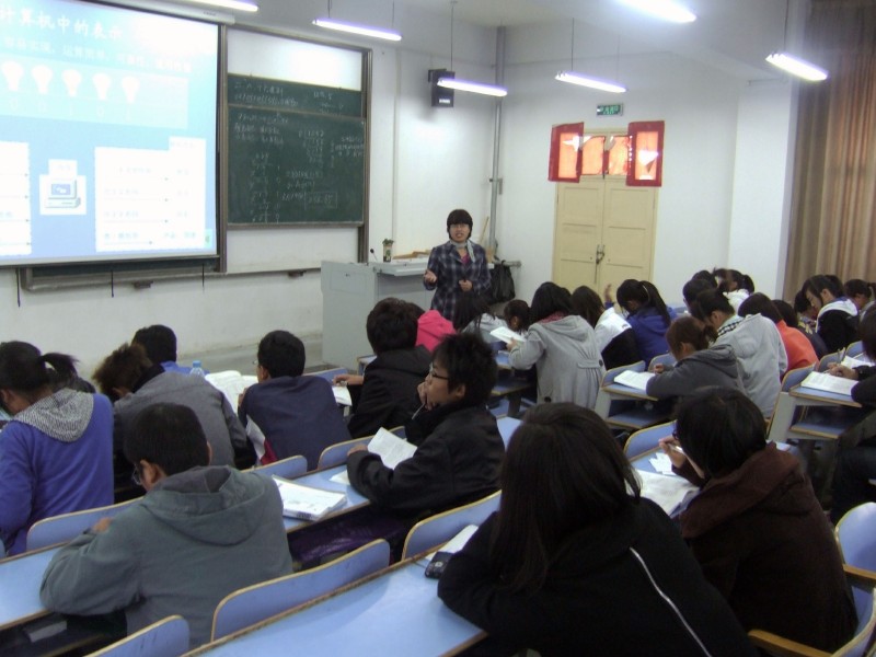 外聘老师在讲课