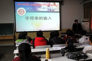 田祎老师在讲课